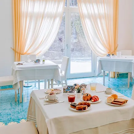 Zaro Hotel 4*