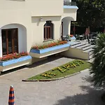 Zaro